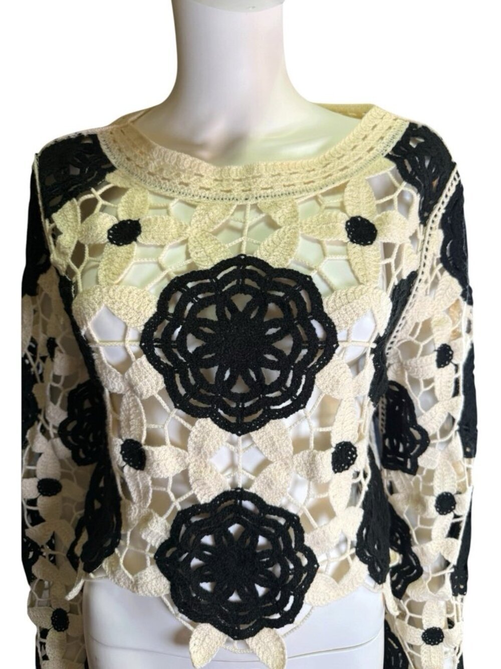 EB Luxe Buckle Womens Black&White Cropped Crochet Sweater Feminine Size L EUC